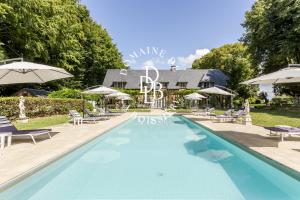 une villa avec piscine et une maison dans l'établissement Domaine De La Boissière, à Trouville-la-Haule