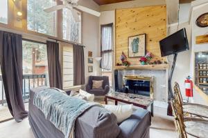 un soggiorno con divano e camino di Saddle Road Condo a Bijou Park
