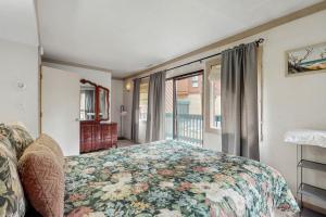 una camera da letto con un letto e una finestra di Saddle Road Condo a Bijou Park