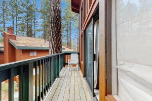 un balcone di una casa con un albero di Saddle Road Condo a Bijou Park