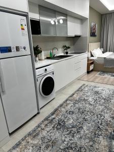 una cucina con frigorifero e lavatrice di Апарт-отель Urban Luxe Nest one B Sky-High Luxury a Tashkent