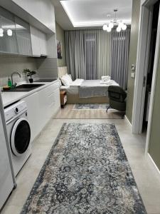 una cucina con un lavandino e un letto in una stanza di Апарт-отель Urban Luxe Nest one B Sky-High Luxury a Tashkent