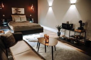 RivesにあるSuite Jasmineのベッドとソファとテーブルのあるリビングルーム