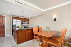 une cuisine avec une table en bois et une salle à manger dans l'établissement KBM Resorts FREE CAR Honua Kai Hokulani Mountain view 1-Bedroom Condo with Gorgeous views HKH-832, à Kaanapali Airport