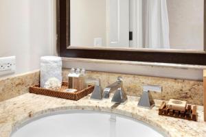 un comptoir de salle de bain avec un lavabo et un miroir dans l'établissement KBM Resorts FREE CAR Honua Kai Hokulani Mountain view 1-Bedroom Condo with Gorgeous views HKH-832, à Kaanapali Airport 33 autres photos