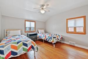 Ένα ή περισσότερα κρεβάτια σε δωμάτιο στο Cozy 2BR Retreat with Deck, AC, Garage - Pet Friendly