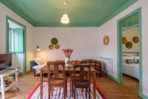 a dining room with a table and chairs at Casa Alba, desde 1926 in Alvados