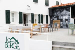 圣皮索内维尔Lo Berge的建筑物前有桌椅的露台