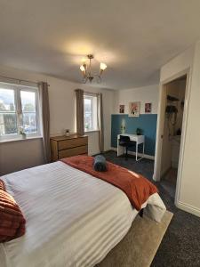 a bedroom with a large bed and a desk at Stunning Contractor home, Company workers WLC, Netflix in Sandal and Walton