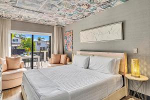 フォート・ローダーデールにあるWaterfront Heated Pool Martini Key Residenceのベッドルーム1室(ベッド1台付)、ソファ付きのベッドルーム1室が備わります。 +30枚の写真
