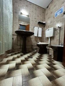 a bathroom with a sink and a toilet at Campinho Café Alojamento Local in Fátima