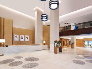 Un vestíbulo de un hotel con un mostrador de recepción en Mövenpick Hotel Jumeirah Beach, en Dubái
