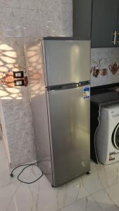 Al KarnakにあるVilla Saeedの- ステンレス製の冷蔵庫(電子レンジの隣のキッチン) +49枚の写真