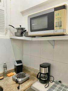een magnetron op een plank in een keuken bij Centro - Ao lado da Lapa in Rio de Janeiro