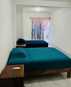 une chambre avec deux lits et une fenêtre dans l'établissement Casa Playa Blanca, a private beach home, à Ixtapa-Zihuatanejo International