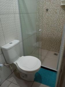 une salle de bain avec toilettes et douche dans l'établissement Refúgio em Boipeba - Casa de Praia com Varanda e Conforto Tropical, à Cairu