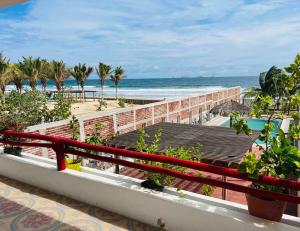 une vue sur la plage depuis le balcon d'un complexe hôtelier dans l'établissement Casa Playa Blanca, a private beach home, à Ixtapa-Zihuatanejo International