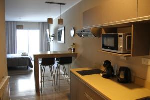 a kitchen with a counter top and a microwave at Apart Pm Casa de playa in Necochea
