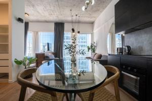 een eetkamer met een glazen tafel en stoelen bij Distrito Quartier Retiro in Buenos Aires