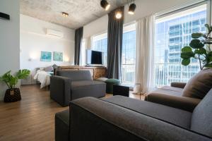 een woonkamer met twee banken en een tv bij Distrito Quartier Retiro in Buenos Aires