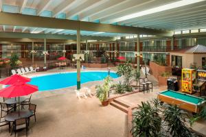Πισίνα στο ή κοντά στο Ramada by Wyndham Indiana