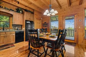 Kuchyň nebo kuchyňský kout v ubytování Mountain Adventure by American Patriot Getaways