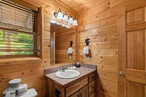 Koupelna v ubytování Mountain Adventure by American Patriot Getaways + 65 fotografií