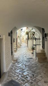 an alley with an archway in an old town at Dimore Levante - La Dimora nel borgo in Turi