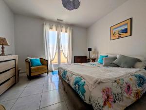 Ένα ή περισσότερα κρεβάτια σε δωμάτιο στο Maison avec piscine pour 16 le barcares