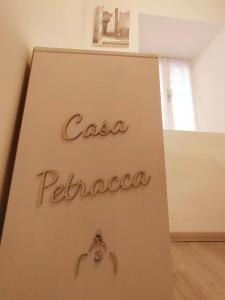 ムッジャにあるCasa Petraccaの部屋に「casa pelicanica」と書かれた看板