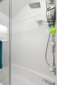 Ένα μπάνιο στο House Village location Beach,Food,Surf,AC,Parking +54 φωτογραφίες