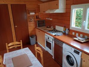 Η κουζίνα ή μικρή κουζίνα στο Chalet au coeur du bassin d' Arcachon avec accès gratuit Capfun