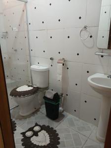 ベレンにあるQuarto suite master para 3 pessoasのトイレと洗面台付きのバスルーム +14枚の写真