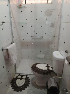 ベレンにあるQuarto suite master para 3 pessoasのトイレとシャワー付きの白いバスルーム