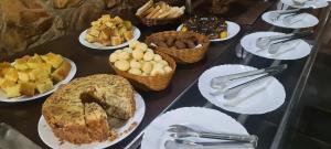 Itiquira Park Hotel في فورموزا: طاولة مليئة بمختلف أنواع الحلويات على الأطباق