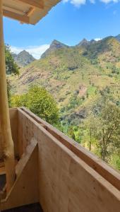einen Balkon mit Bergblick in der Unterkunft UNDE Village Camp Morogoro in Morogoro