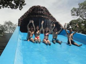 Itiquira Park Hotel في فورموزا: مجموعة من الأشخاص يجلسون على زلاجة مائية