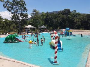 a group of people playing in a water park at Itiquira Park Hotel in Formosa +36 photos