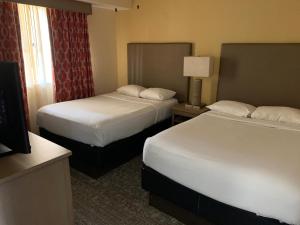 En eller flere senge i et værelse på Parkside Escape with Stunning Pool Views + 36 billeder