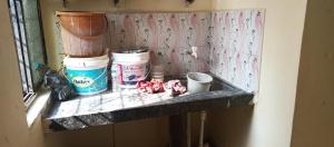 uma prateleira em uma sala com baldes e uma janela em Singh-Sadan PG HomeStay em Pune