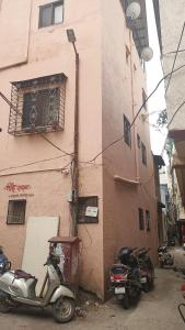 um par de motocicletas estacionadas ao lado de um edifício em Singh-Sadan PG HomeStay em Pune