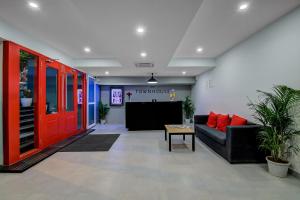 バンガロールにあるSuper Townhouse Global Village Tech Park Near Kengeri Bus Terminal Metro Stationの赤いドアと黒いソファのあるオフィスロビー +55枚の写真