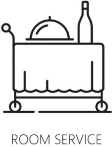 une table avec une bouteille de vin et un plateau dans l'établissement Malindu Restaurant & Rooms, à Katunayake 1 autre photo