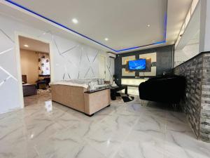 TipazaParadisepool的一间卧室，墙上有一张床和一台电视