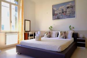 a bedroom with a large bed with white sheets at Arco Iris Locazioni turistiche in Mestre