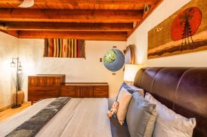 a bedroom with a large couch in a room at Myrinn-Hobbit Cottage on the Creek Storybook Stay in Page Springs