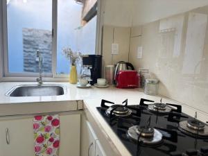 a kitchen with a stove top oven in a kitchen at El Descanso in Posadas