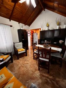 een keuken en eetkamer met een tafel en stoelen bij Lo de Mijo in Dolores