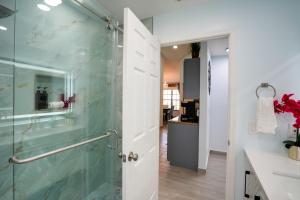 CanaOutdoor Relaxation! Port St Lucie Family Home的带玻璃门淋浴间的浴室 更多23张照片