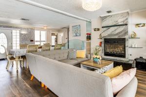 Una sala de estar con un sofá y una chimenea. en Furnished Sunroom with TV! Canal-Front Bradenton Gem, en Tidy Island
